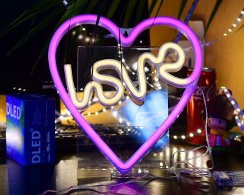   Настенный неоновый светильник "Сердце Love" розовый DLED